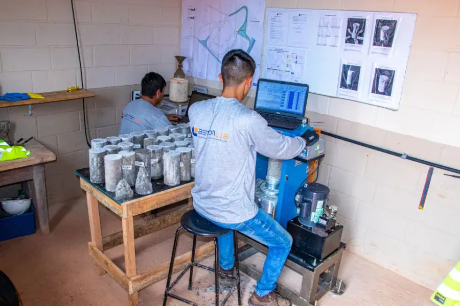 Instalação laboratorial da BetonLab com corpos de prova