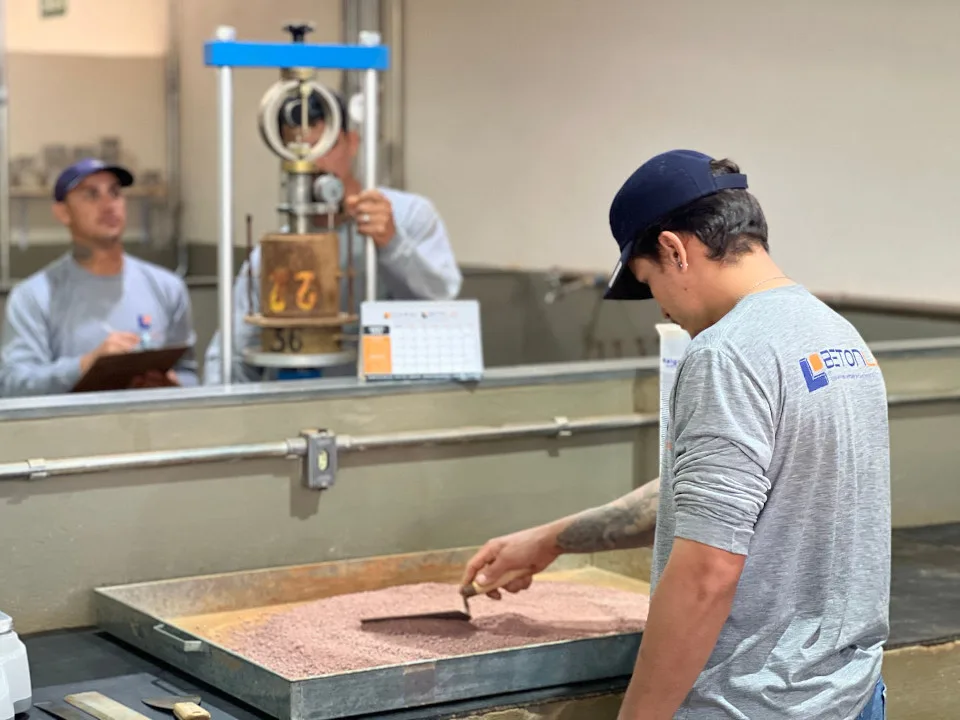 Ensaio de compactação de solo com prensa CBR no laboratório BetonLab